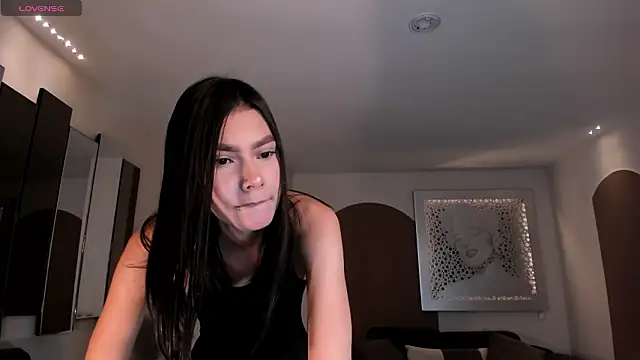 Snapshot of NiaSalvatore chatting on 02-15-26, 10:41 NiaSalvatore online show from 02-15-26, 10:41