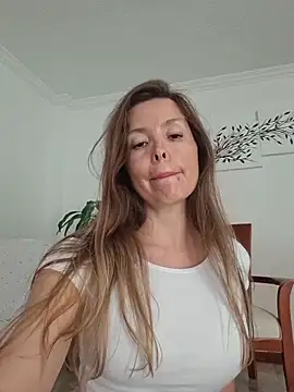 Snapshot of karina_warthon chatting on 06-04-26, 05:39 karina warthon online show from 06-04-26, 05:39