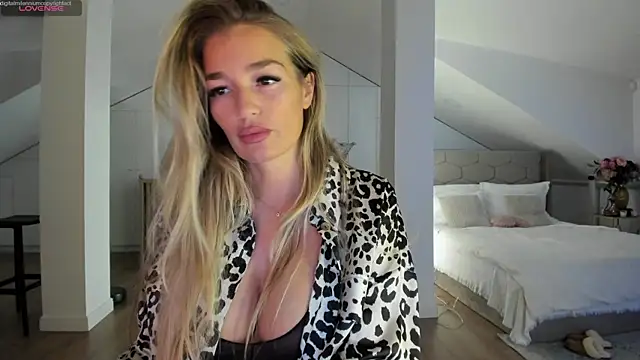 Snapshot of Yourhotqueeen chatting on 11-17-25, 10:58 Yourhotqueeen online show from 11-17-25, 10:58