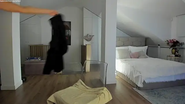 Snapshot of Yourhotqueeen chatting on 10-01-25, 10:46 Yourhotqueeen online show from 10-01-25, 10:46