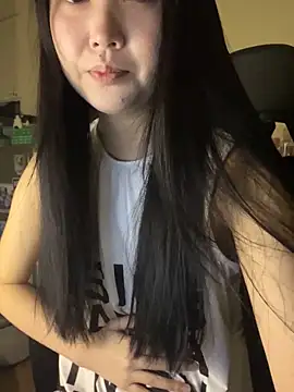 Snapshot of michikami18 chatting on 01-06-25, 12:46 michikami18 online show from 01-06-25, 12:46