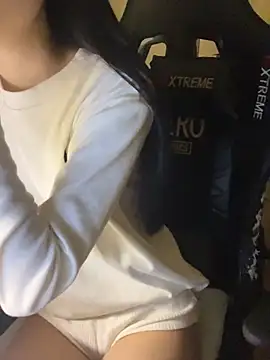 Snapshot of michikami18 chatting on 01-08-25, 08:27 michikami18 online show from 01-08-25, 08:27