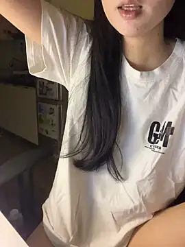 Snapshot of michikami18 chatting on 01-04-25, 03:28 michikami18 online show from 01-04-25, 03:28