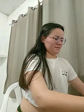 Snapshot of camillebr chatting on 10-05-25, 11:17 camillebr online show from 10-05-25, 11:17