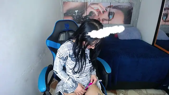 Snapshot of Anniee_x chatting on 10-15-25, 12:57 Anniee x online show from 10-15-25, 12:57