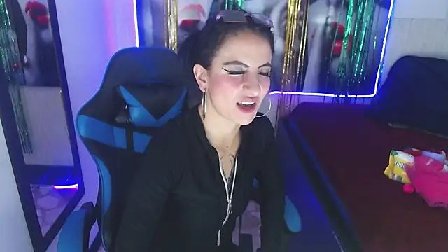 Snapshot of Anniee_x chatting on 03-22-25, 11:21 Anniee x online show from 03-22-25, 11:21