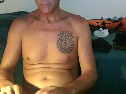 Snapshot of GoloZeusMax chatting on 02-15-25, 10:10 GoloZeusMax online show from 02-15-25, 10:10