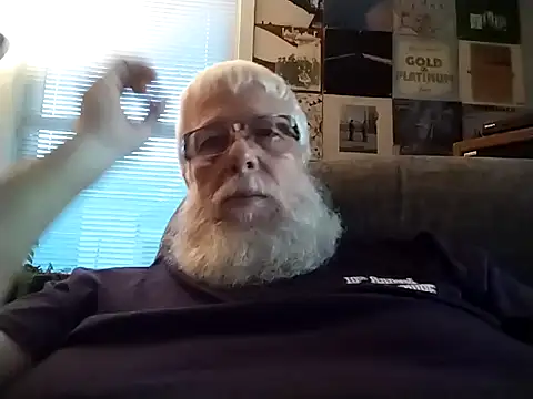 Snapshot of Futura_intx chatting on 10-20-25, 02:06 Futura intx online show from 10-20-25, 02:06