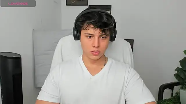 Snapshot of Thom_Ohtani chatting on 03-07-25, 02:15 Thom Ohtani online show from 03-07-25, 02:15