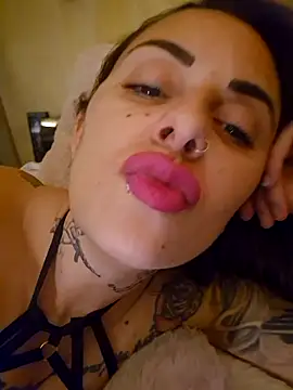 Snapshot of brune_caliente chatting on 03-03-25, 11:44 brune caliente online show from 03-03-25, 11:44