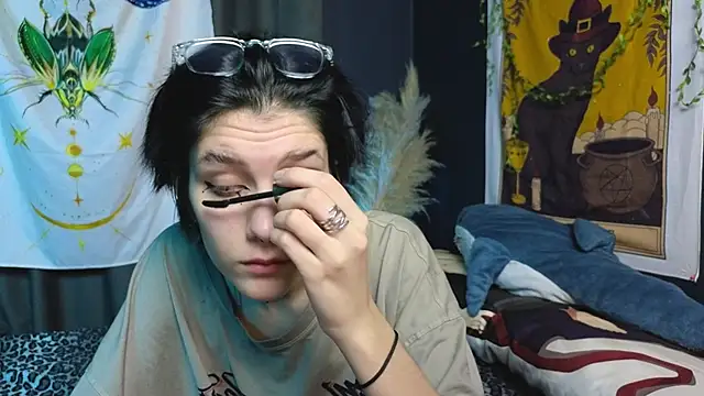 Snapshot of Hyeon_Jin chatting on 01-18-25, 09:13 Hyeon Jin online show from 01-18-25, 09:13