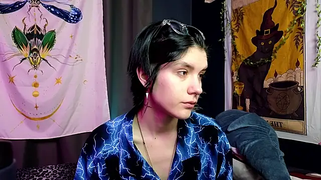 Snapshot of Hyeon_Jin chatting on 01-19-25, 09:13 Hyeon Jin online show from 01-19-25, 09:13