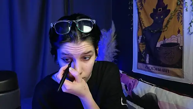 Snapshot of Hyeon_Jin chatting on 01-28-25, 08:47 Hyeon Jin online show from 01-28-25, 08:47