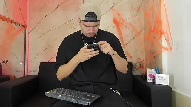 Snapshot of EnriquevillaF chatting on 10-22-25, 12:48 EnriquevillaF online show from 10-22-25, 12:48