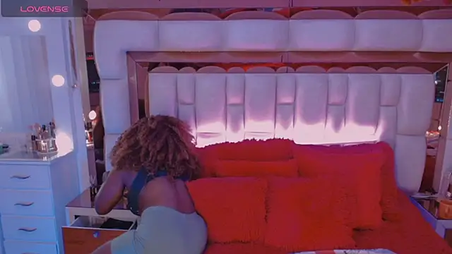 Aliana Ross online show from 11-19-25, 08:25