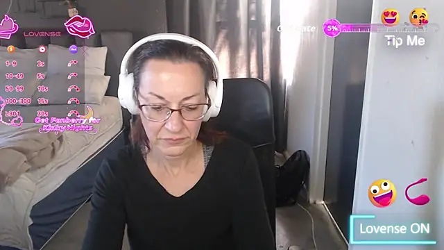 Snapshot of boeslaboes1 chatting on 05-10-26, 05:33 boeslaboes1 online show from 05-10-26, 05:33