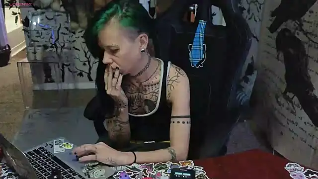 Snapshot of trashbrat chatting on 09-28-25, 09:49 trashbrat online show from 09-28-25, 09:49