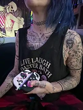 Snapshot of trashbrat chatting on 06-17-26, 11:53 trashbrat online show from 06-17-26, 11:53