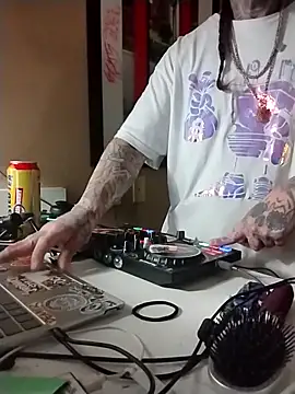 Snapshot of justthetip4209 chatting on 03-18-25, 06:17 justthetip4209 online show from 03-18-25, 06:17