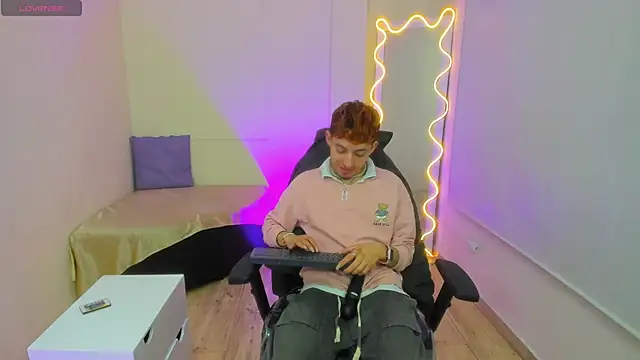 Axel tay online show from 10-19-25, 03:31