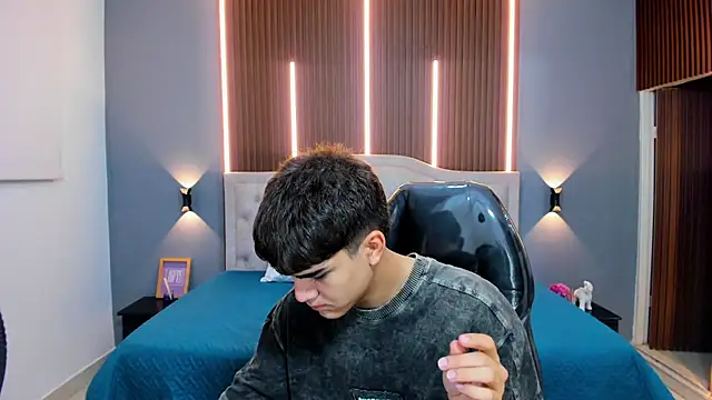 Tommy18   online show from 11-05-25, 04:26