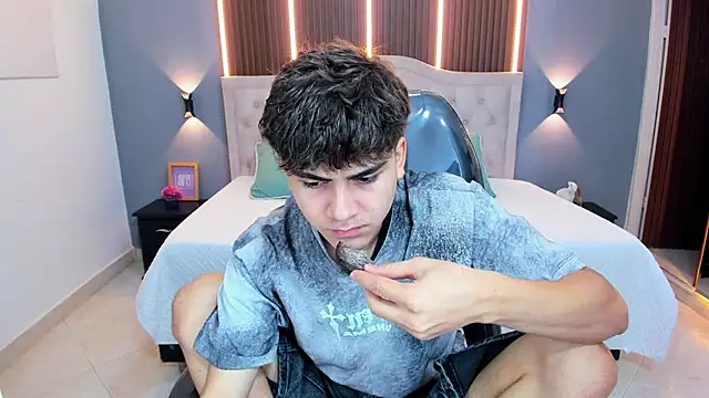 Tommy18   online show from 04-18-26, 03:31