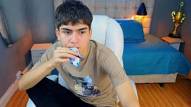 Tommy18   online show from 03-18-25, 04:40