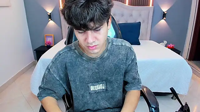 Tommy18   online show from 04-10-26, 03:24