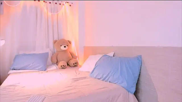 Snapshot of AllanYong18 chatting on 12-17-25, 08:08 AllanYong18 online show from 12-17-25, 08:08