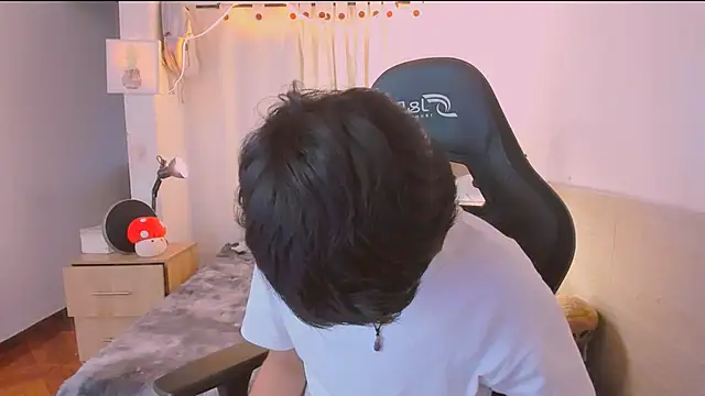 AllanYong18 online show from 04-05-26, 11:28