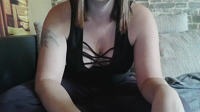 Snapshot of YviEngel87 chatting on 10-16-25, 11:51 YviEngel87 online show from 10-16-25, 11:51