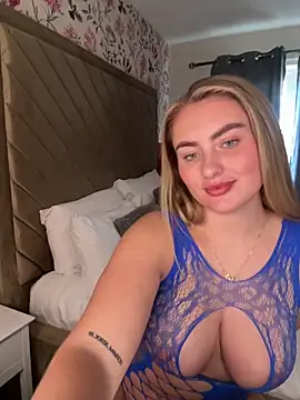 Snapshot of lucyRose_xoxox chatting on 09-21-25, 03:28 lucyRose xoxox online show from 09-21-25, 03:28