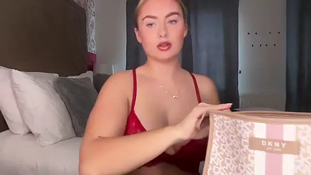 Snapshot of lucyRose_xoxox chatting on 09-18-25, 09:01 lucyRose xoxox online show from 09-18-25, 09:01