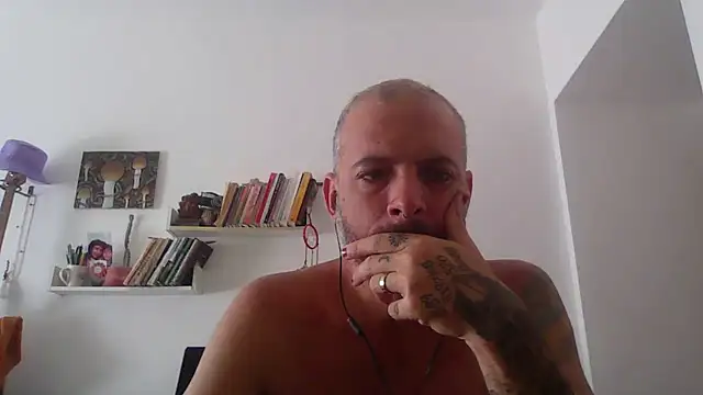 Snapshot of xtrppyx chatting on 10-20-25, 11:33 xtrppyx online show from 10-20-25, 11:33