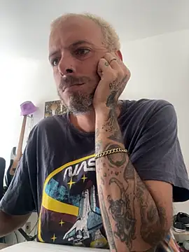 Snapshot of xtrppyx chatting on 10-10-25, 01:45 xtrppyx online show from 10-10-25, 01:45