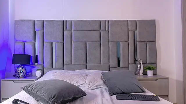 Karla Hudsson online show from 11-19-25, 01:33