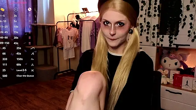 Emily  Mooree online show from 10-04-25, 07:32