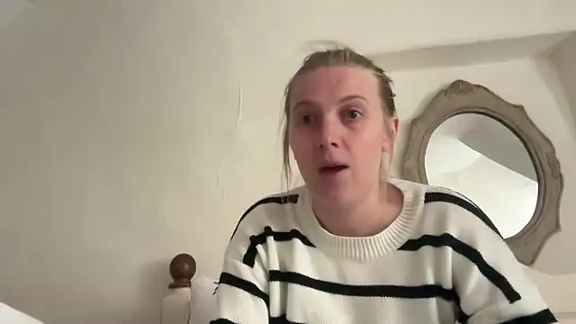 Snapshot of Ella-82 chatting on 06-10-26, 04:19 Ella-82 online show from 06-10-26, 04:19