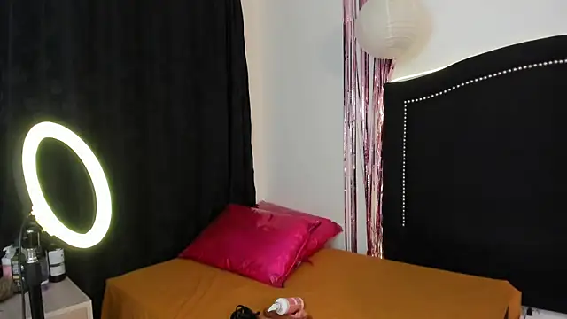 Snapshot of Cleo_Hott chatting on 09-26-25, 07:48 Cleo Hott online show from 09-26-25, 07:48