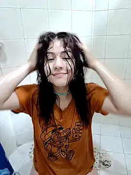 Snapshot of MiaQueen021 chatting on 10-06-25, 05:13 MiaQueen021 online show from 10-06-25, 05:13