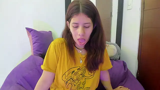 Snapshot of MiaQueen021 chatting on 09-09-25, 02:48 MiaQueen021 online show from 09-09-25, 02:48