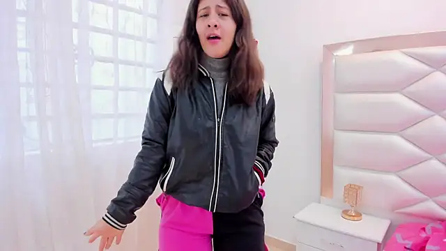 Snapshot of MiaQueen021 chatting on 03-05-25, 12:33 MiaQueen021 online show from 03-05-25, 12:33