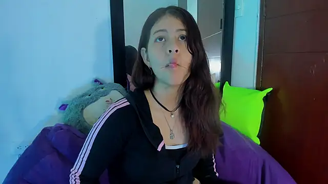 Snapshot of MiaQueen021 chatting on 09-12-25, 01:44 MiaQueen021 online show from 09-12-25, 01:44