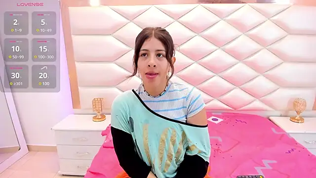 Snapshot of MiaQueen021 chatting on 02-26-25, 12:27 MiaQueen021 online show from 02-26-25, 12:27