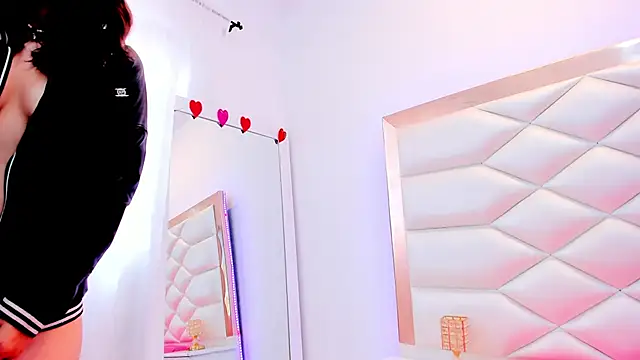 Snapshot of MiaQueen021 chatting on 02-25-25, 03:31 MiaQueen021 online show from 02-25-25, 03:31