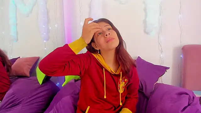 Snapshot of MiaQueen021 chatting on 09-25-25, 02:23 MiaQueen021 online show from 09-25-25, 02:23