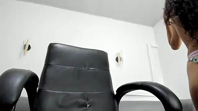 Snapshot of Valentina_slim chatting on 05-23-26, 01:59 Valentina slim online show from 05-23-26, 01:59