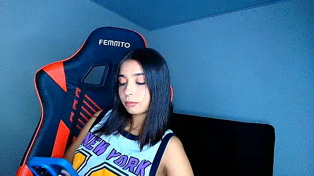 Snapshot of Rousse_violett chatting on 07-24-26, 12:39 Rousse violett online show from 07-24-26, 12:39