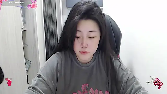 Snapshot of minnie9009 chatting on 03-17-25, 04:29 minnie9009 online show from 03-17-25, 04:29