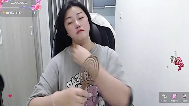 Snapshot of minnie9009 chatting on 03-18-25, 02:06 minnie9009 online show from 03-18-25, 02:06